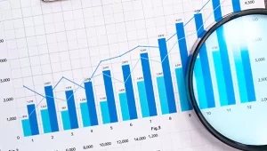 planilhas de estatística com lupa em cima