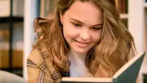Garota lendo livro