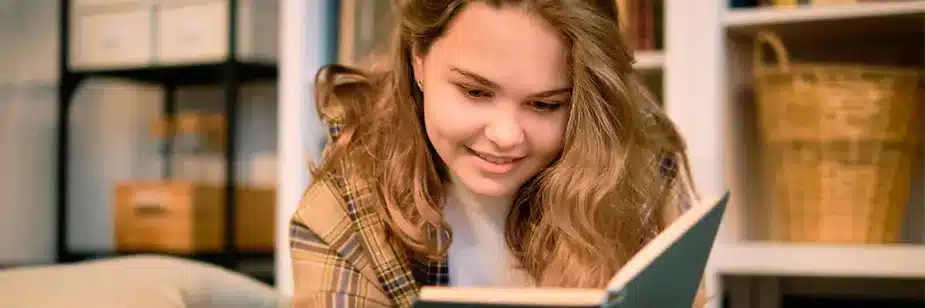 Garota lendo livro