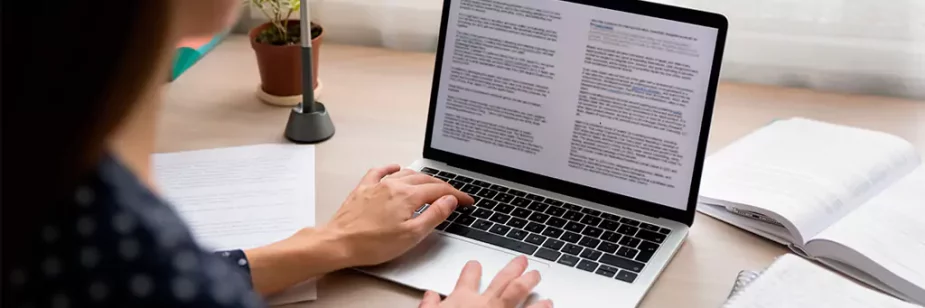 Mulher escrevendo em laptop