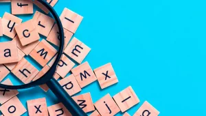 letras com lupa em cima contra fundo azul