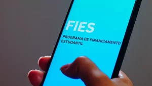 Moça com celular com app do Fies