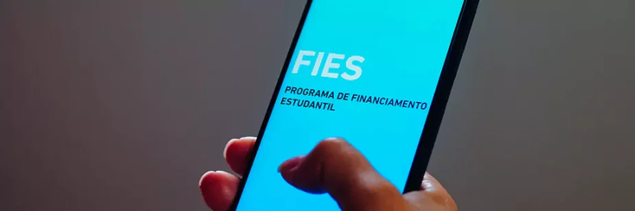 Moça com celular com app do Fies