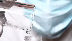 Químico colocando elemento em frasco