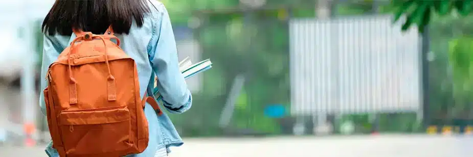 garota de mochila laranja e segurando livros