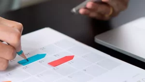 moça escrevendo em bloco de calendário