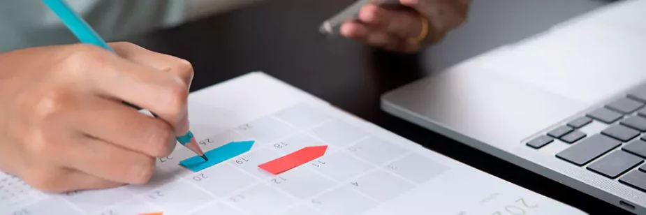 moça escrevendo em bloco de calendário