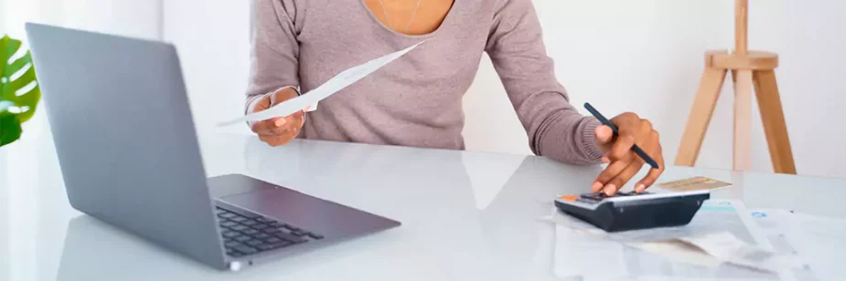 moça fazendo contas com calculadora