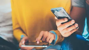 pessoas com aparelhos digitais sentadas