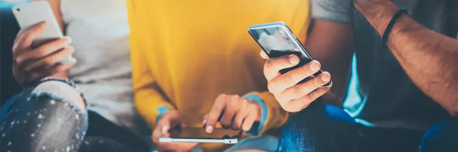 pessoas com aparelhos digitais sentadas