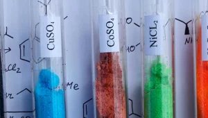 tubos com substâncias químicas em cima de folha com desenhos de elementos