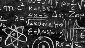 fórmulas de física escritas com giz em quadro preto
