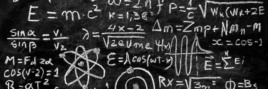 fórmulas de física escritas com giz em quadro preto