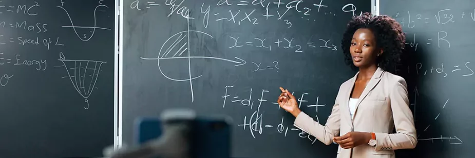 Professora ensinando física em aula online