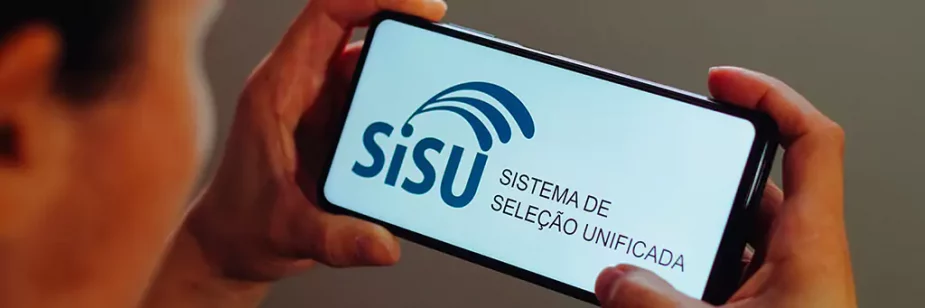 pessoa segurando celular com tela do sisu