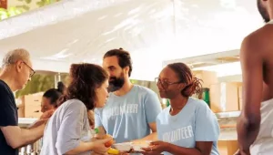 grupo de voluntarios distribuindo alimentos para pessoas