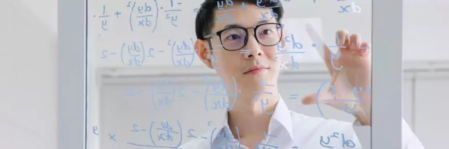 homem analisando fórmulas matemáticas escritas em parede de vidro