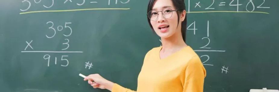 professora ensinando matemática com quadro verde