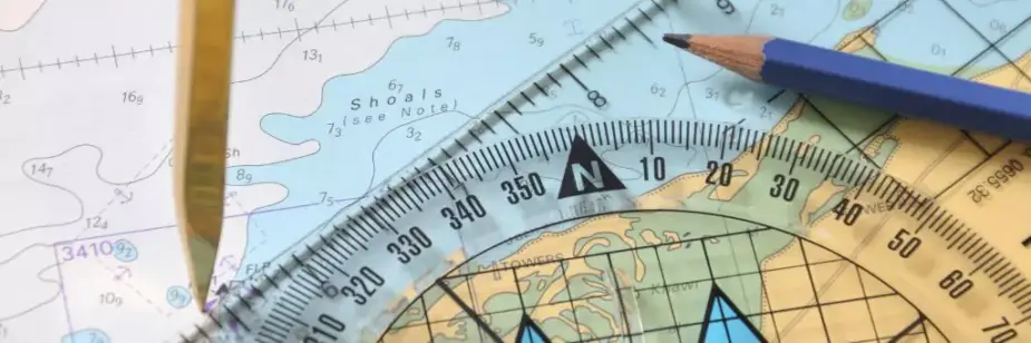 compasso em mapa com esquadro e lápis