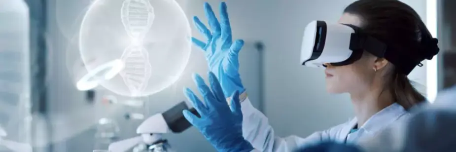 mulher com óculos de realidade virtual vendo modelo de DNA
