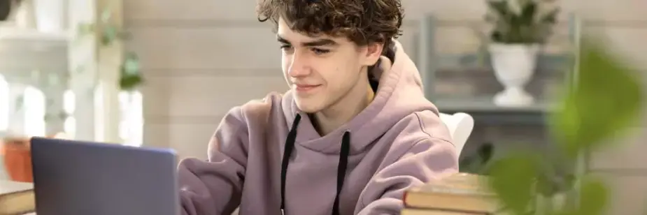 rapaz estudando com computador