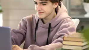 rapaz estudando com computador