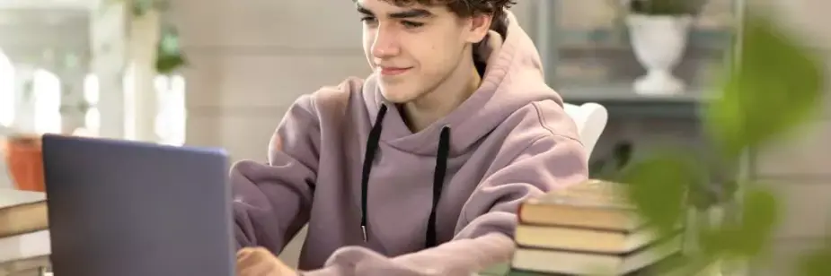 rapaz estudando com computador