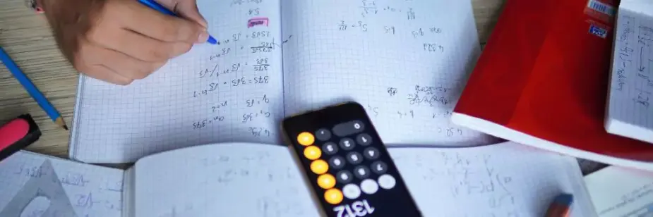 estudante fazendo contas