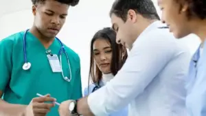 médico e estagiários fazendo procedimento
