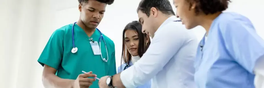 médico e estagiários fazendo procedimento